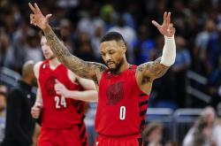 爱游戏体育首页-【NBA】开拓者以三年中产合同迎回利拉德