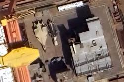 爱游戏体育平台-中国004型核航母初露真容，42米宽300米长，排水量或超11万吨？