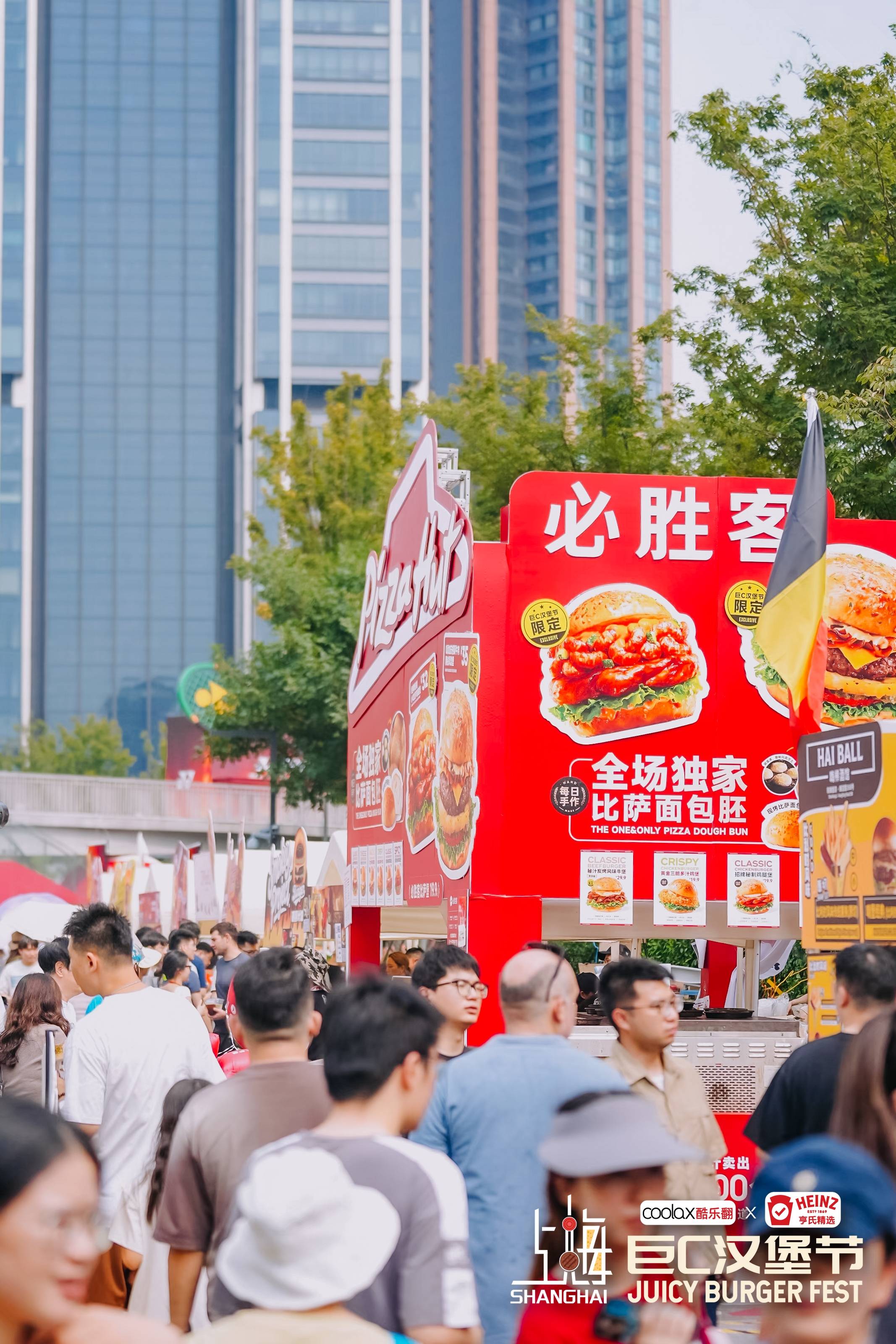 封神堡回归!必胜客比萨堡亮相上海巨C汉堡节