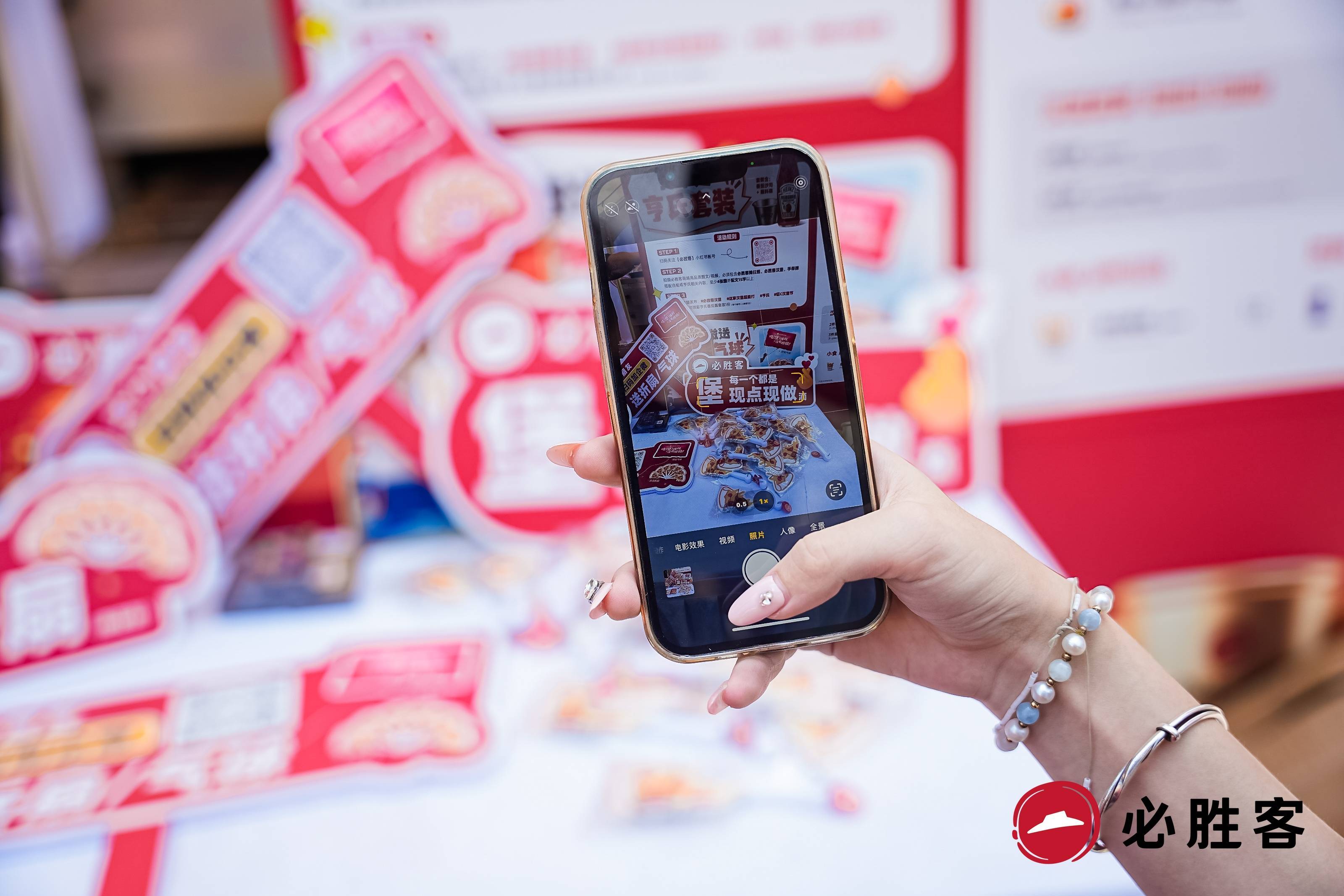 封神堡回归!必胜客比萨堡亮相上海巨C汉堡节