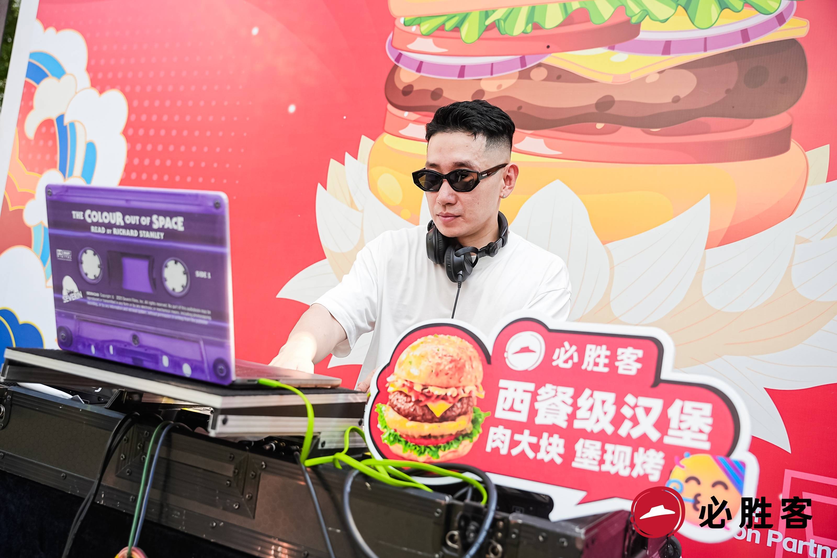 封神堡回归!必胜客比萨堡亮相上海巨C汉堡节