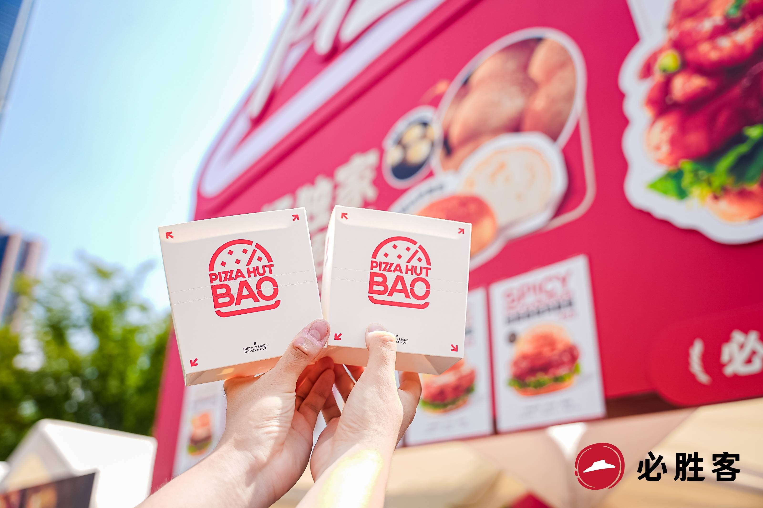 封神堡回归!必胜客比萨堡亮相上海巨C汉堡节