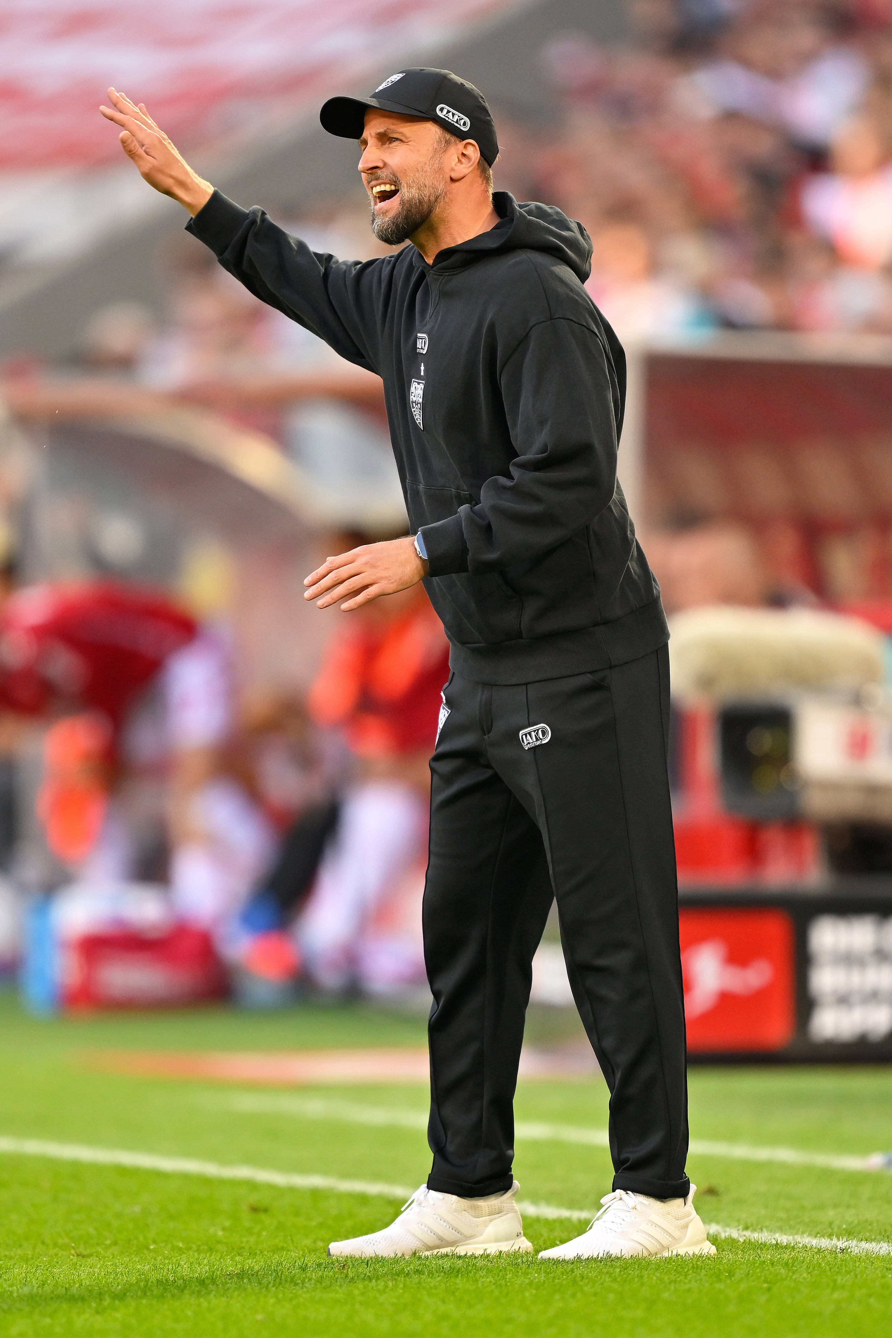 （体育）足球——德甲：斯图加特胜科隆