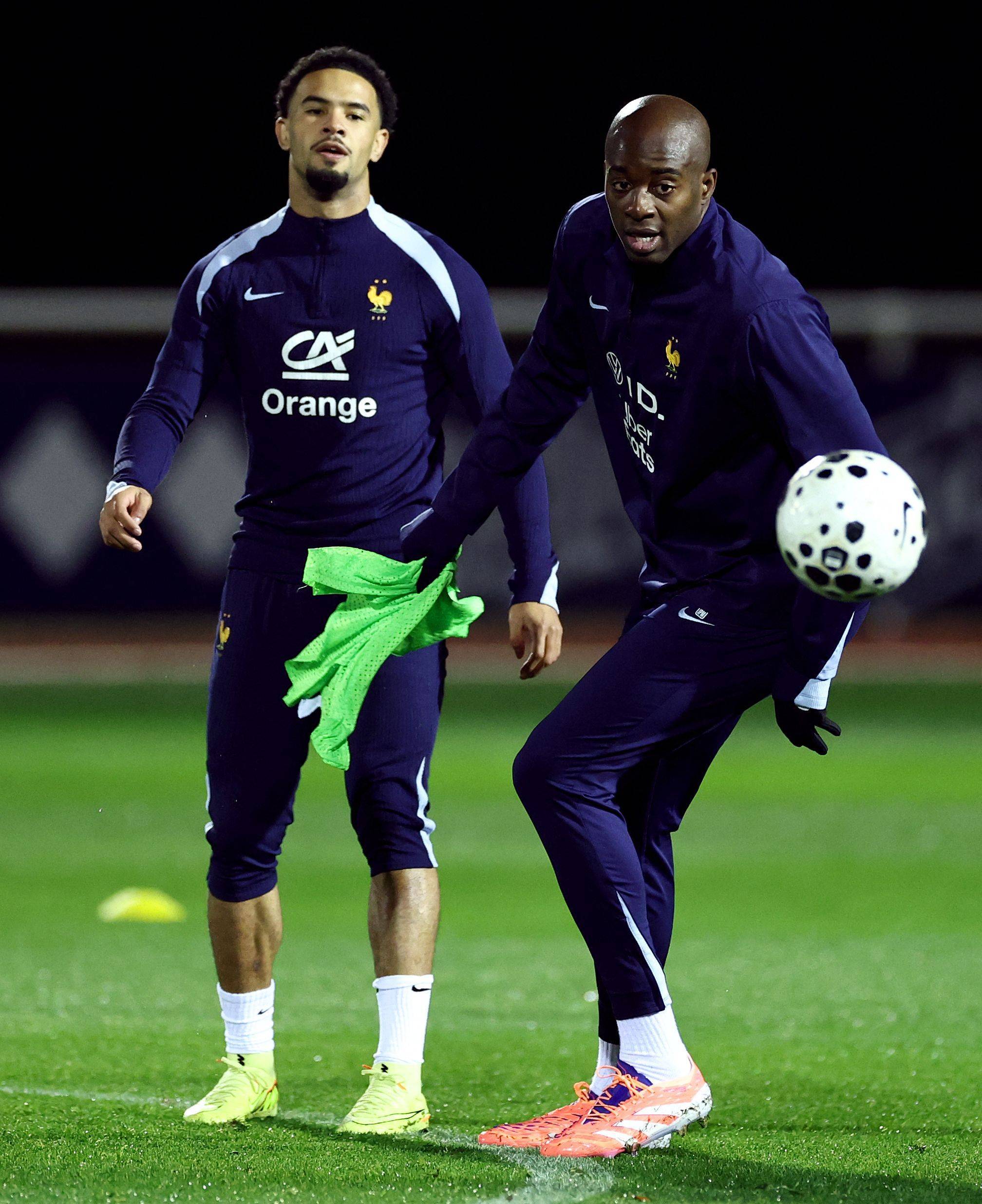 （外代二线）足球——世预赛：法国队赛前备战